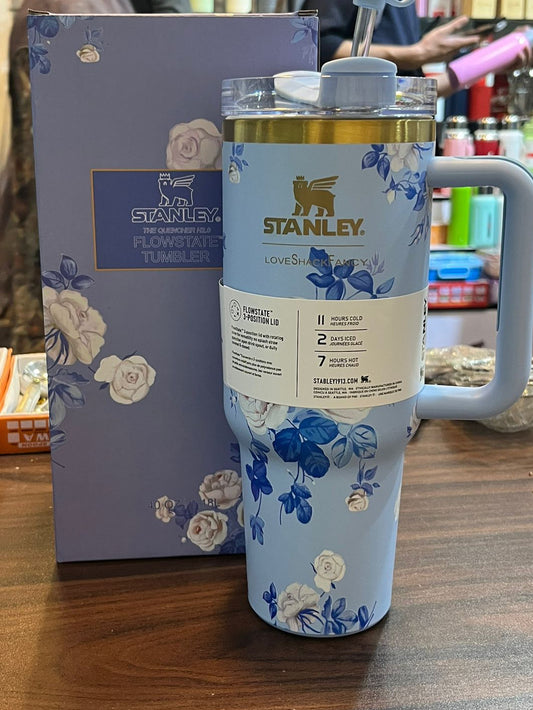 Stanley x LoveShackFancy The Quencher H2.0 FlowState™ Tumbler – 40oz (1.18L) Blue & White Rose Edition